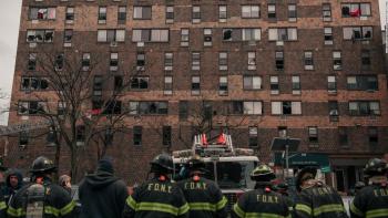 Bomberos ante el edificio incendiado en el Bronx @cnn